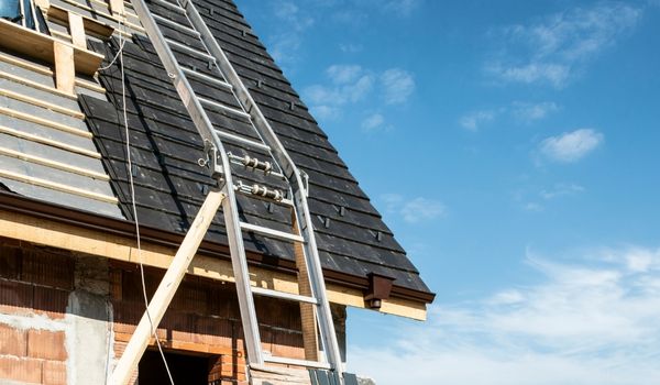 Dakfolie onder dakpannen leggen