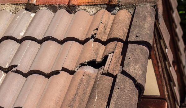 Scheur in de dakpan veroorzaakt lekkage